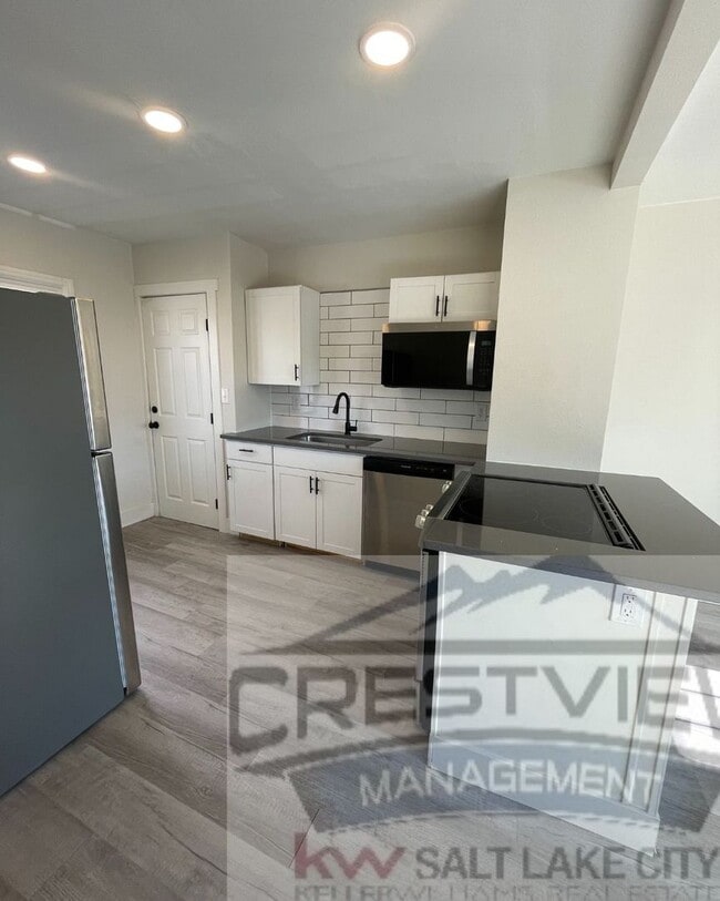 Building Photo - Theall Triplex