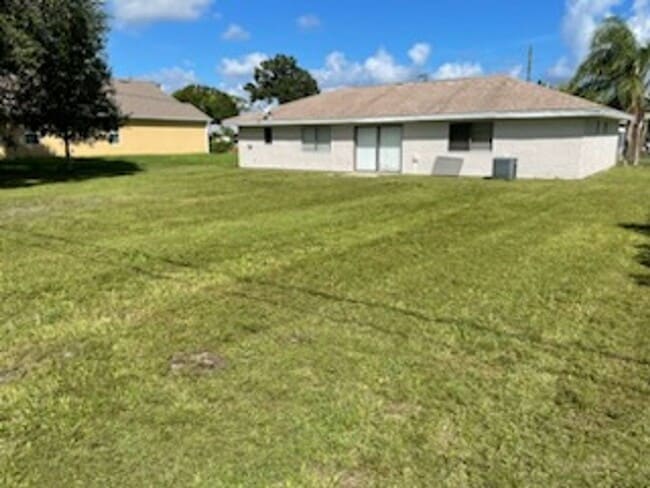 Foto del edificio - Spacious Rooms~Sunny~Large Yard~3Beds2Bath...