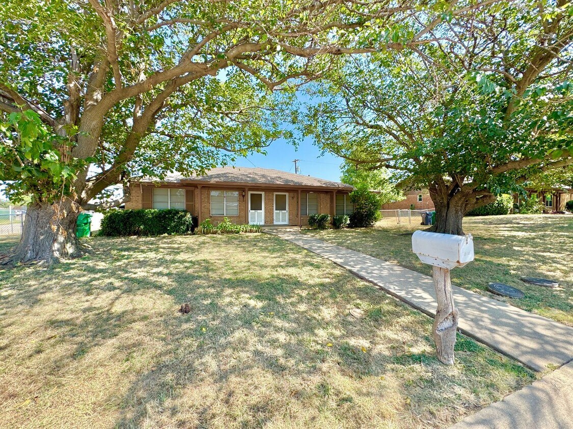 Primary Photo - Charming 2 Bed 1 Bath Duplex - Walk to Sch...