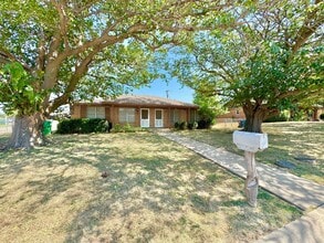 Building Photo - 801 Sun Valley Dr