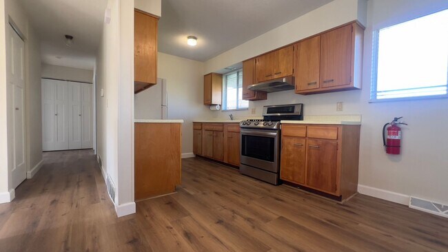 Foto del edificio - $1,600 | 3 Bedroom, 1 Bathroom Home| No Pe...