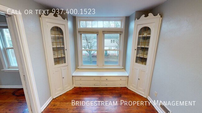 Building Photo - Spacious upstairs 1 bedroom, 1 bath unit w...