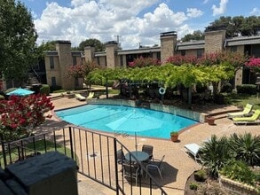 Building Photo - 7731 Meadow Park Dr