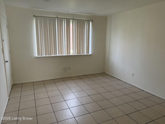Building Photo - 910 Sinclair St