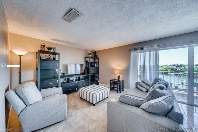 Building Photo - 2 br, 2.5 bath Apartment - The Beach Club