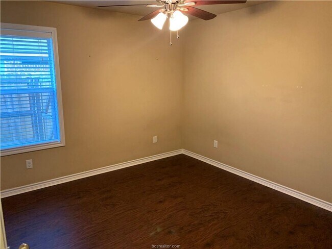 Building Photo - Beautifully renovated 4 bed, 3 bath house ...