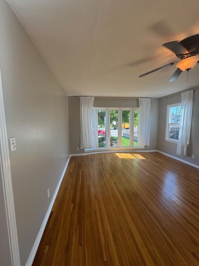 Building Photo - Large 4 bedroom 2 Bathroom for rent
