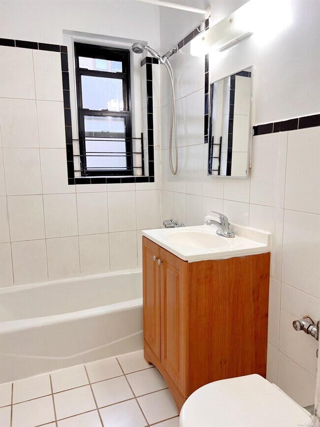 Foto del edificio - 61-40 Saunders St