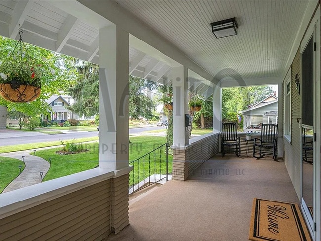 Building Photo - Stunning South Hill Home