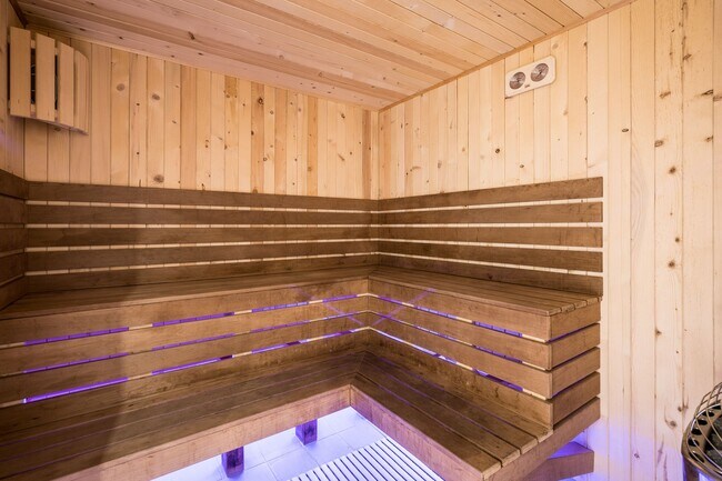 Building Photo - 1975 Maisonneuve Blvd W