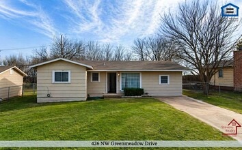 Building Photo - 426 NW Greenmeadow Dr