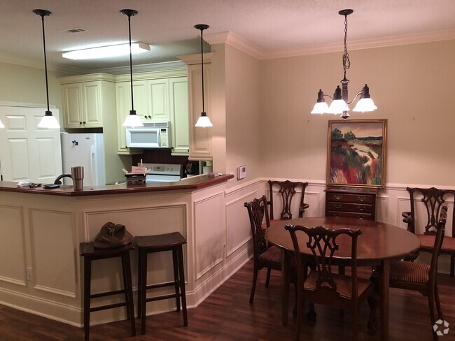 Kitchen / eating area - 100 Kensington Blvd