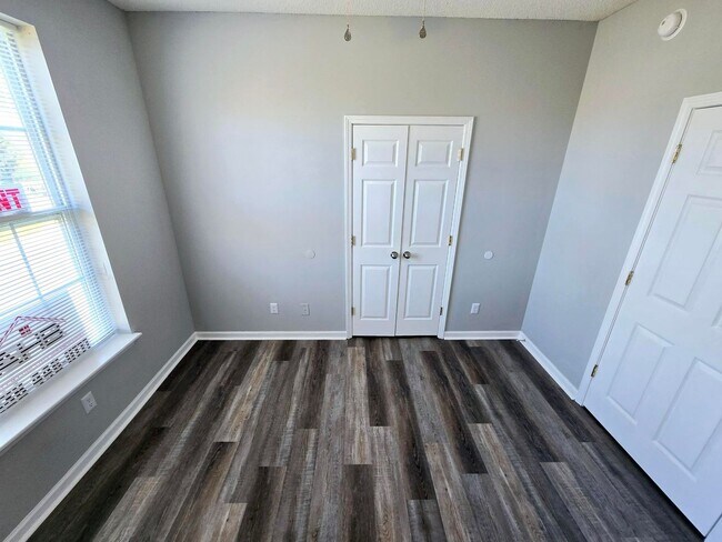 Foto del edificio - NEW LISTING: Stunning 3 Bed, 2 Bath Condo in Burlington!