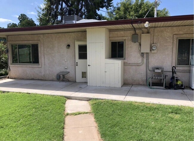 Building Photo - 1430 W Cactus Wren Dr