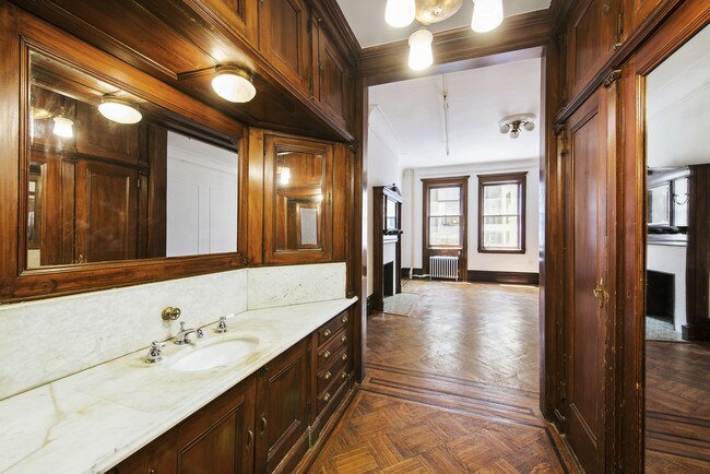 Building Photo - 16 W 69th St