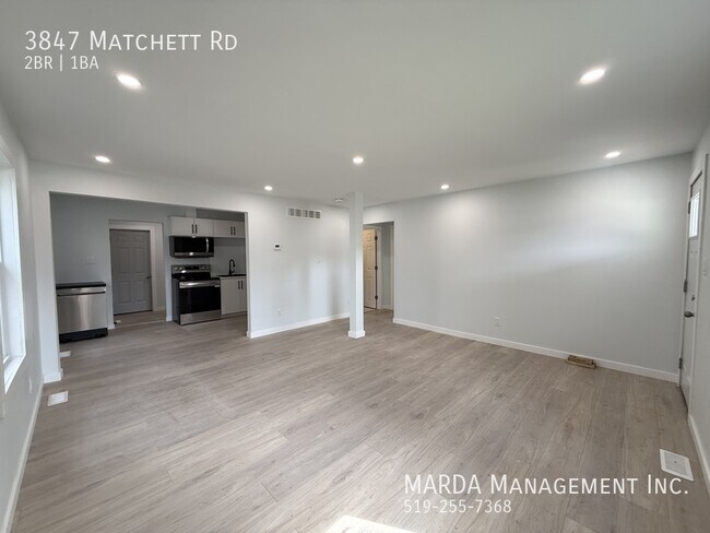 Photo du bâtiment - FULLY RENOVATED BUNGALOW 2 BED/1 BATH - WEST WINDSOR + UTILITIES