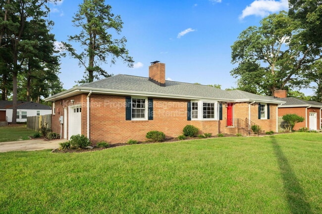 Foto del edificio - 4900 Briarwood Ln