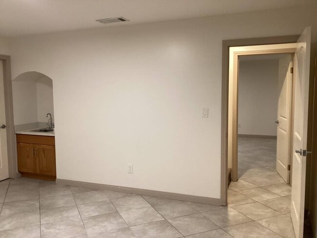 Building Photo - 723 1/2 N Kingsley Dr