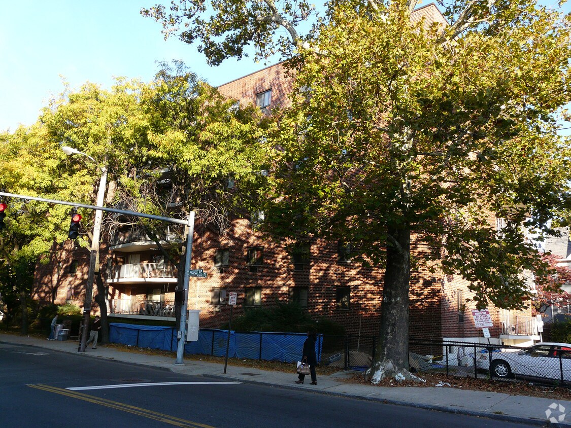 Building Photo - Carriage House