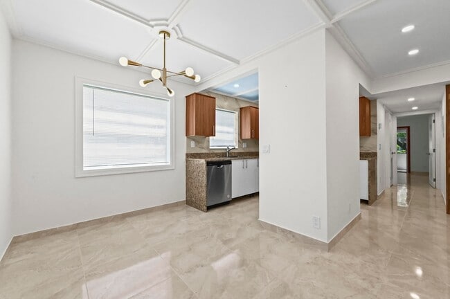 Building Photo - 551 Normandy Ln
