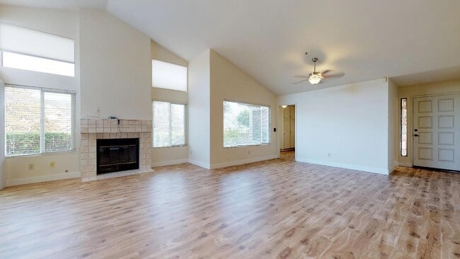 Building Photo - Gorgeous and Bright 2BR/2BA Home perfect f...