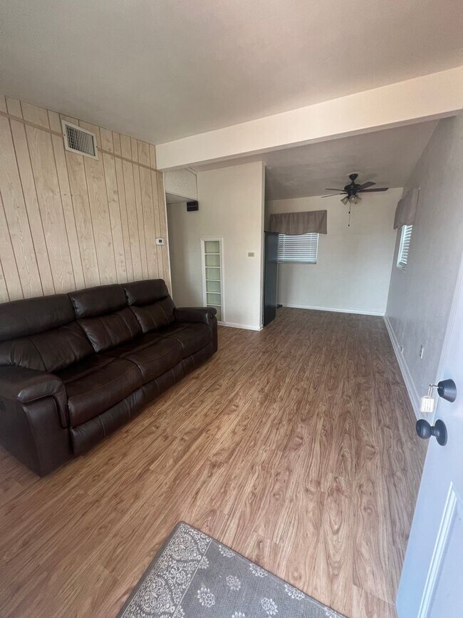 Building Photo - Port Charlotte 3/1 with fenced in yard and shed.