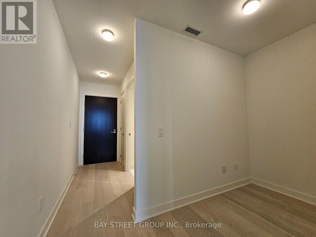 Building Photo - 11-5111 Yorkville Ave