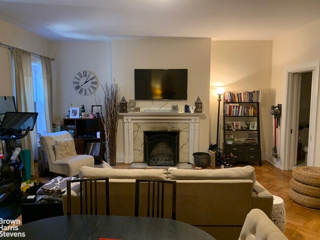 Building Photo - Classic Brownstone Large One Bedroom