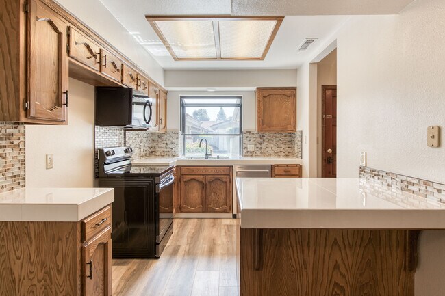 Foto del edificio - 1556 W Herndon Ave
