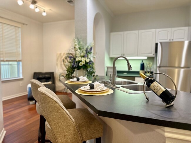 FULLY FURNISHED with King Bed-Pool View 1b... - FULLY FURNISHED with King Bed-Pool View 1b... Apartment
