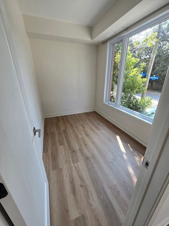 Building Photo - 51 Jolliet Av