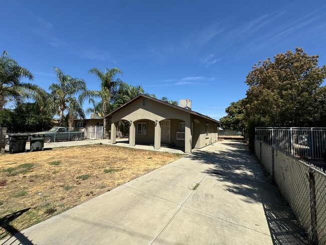 Building Photo - Adorable 2 bedroom home in Oildale!