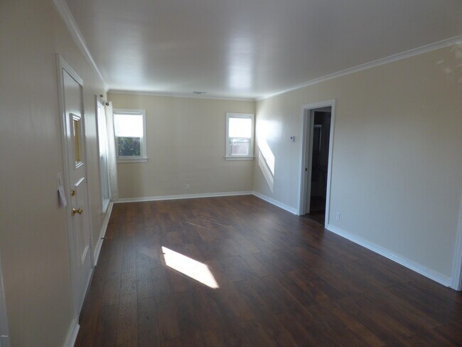 Building Photo - 333 W Palmer Ave