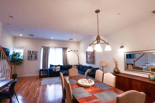Building Photo - 3 Bedroom
