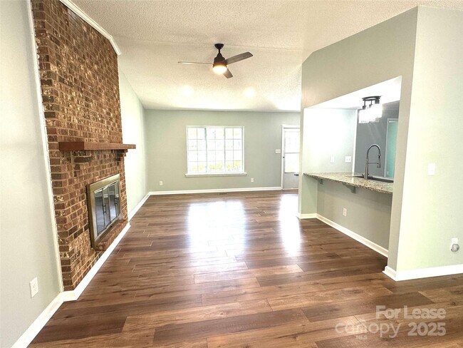 Foto del edificio - 7939 Holly Hill Rd