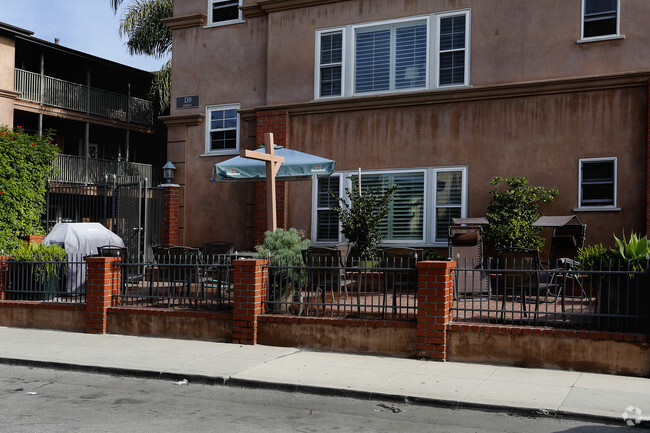 Foto del edificio - 130 Roycroft Ave
