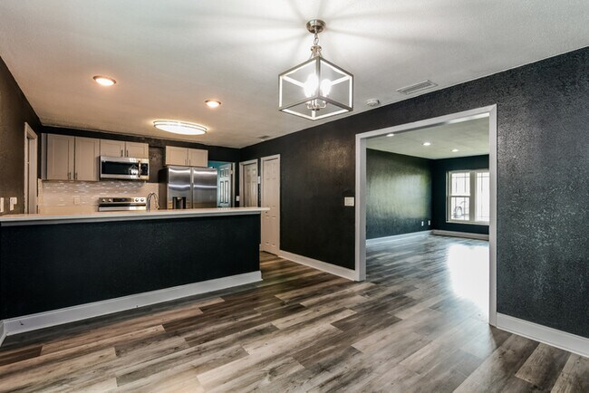 Foto del edificio - Spacious 3-Bedroom Home with Screened Pool Retreat