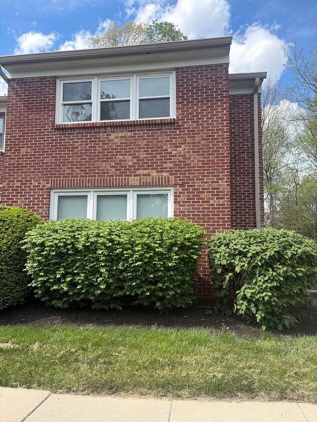 2 bed 2.5 bath walk out finished basement - 2 bed 2.5 bath walk out finished basement