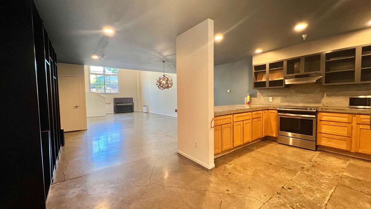 Primary Photo - Huge, Modern, and Stylish Loft – Vibrant L...