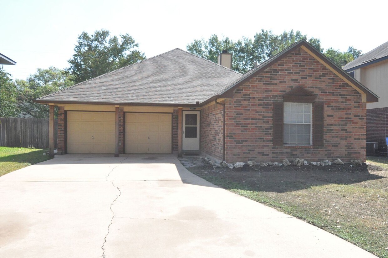 Foto principal - Freshly Painted! 1 Story with 3 bed/2bath....