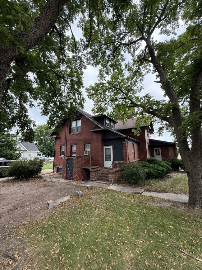 201 E 2nd St