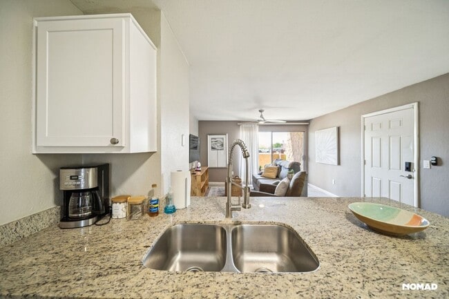 Foto del edificio - 8055 E Thomas Rd