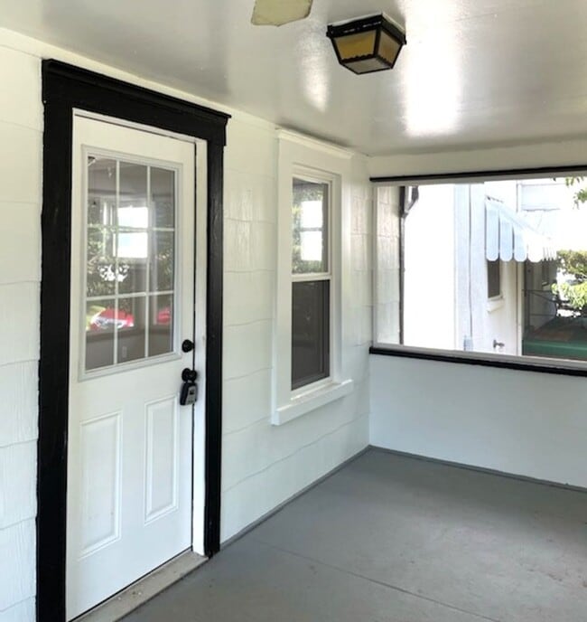 Building Photo - Beautifully Remodeled Riverview Two Bedroom One Bath Home in Dunbar.