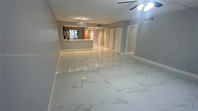 Building Photo - 415 Lakeview Dr