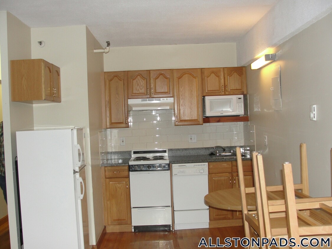 Primary Photo - 1110 Commonwealth Ave