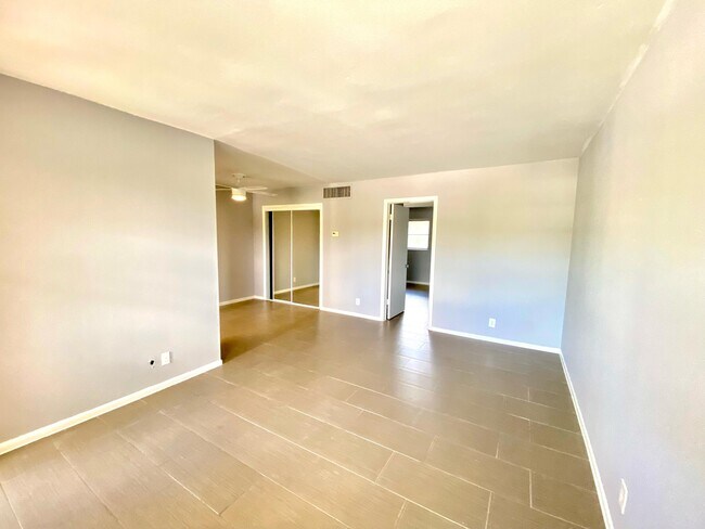 Building Photo - 1204 S Lake Dr