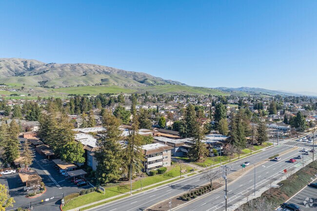 Foto aérea - Redwood Square Condominiums