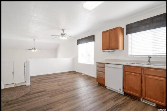 Building Photo - 5 Bedroom/3 Bathroom House in Lehi