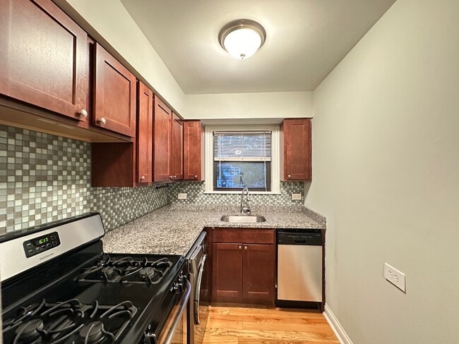 Building Photo - 696 Elm Pl