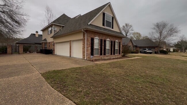 Foto del edificio - 408 Hidden Oaks Cir